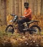 Sur-Ron Ultra Bee HP 2026 – 24,5 kW (Off-Road) - Sur ron ultra bee hp offroad forest - Surron Europe